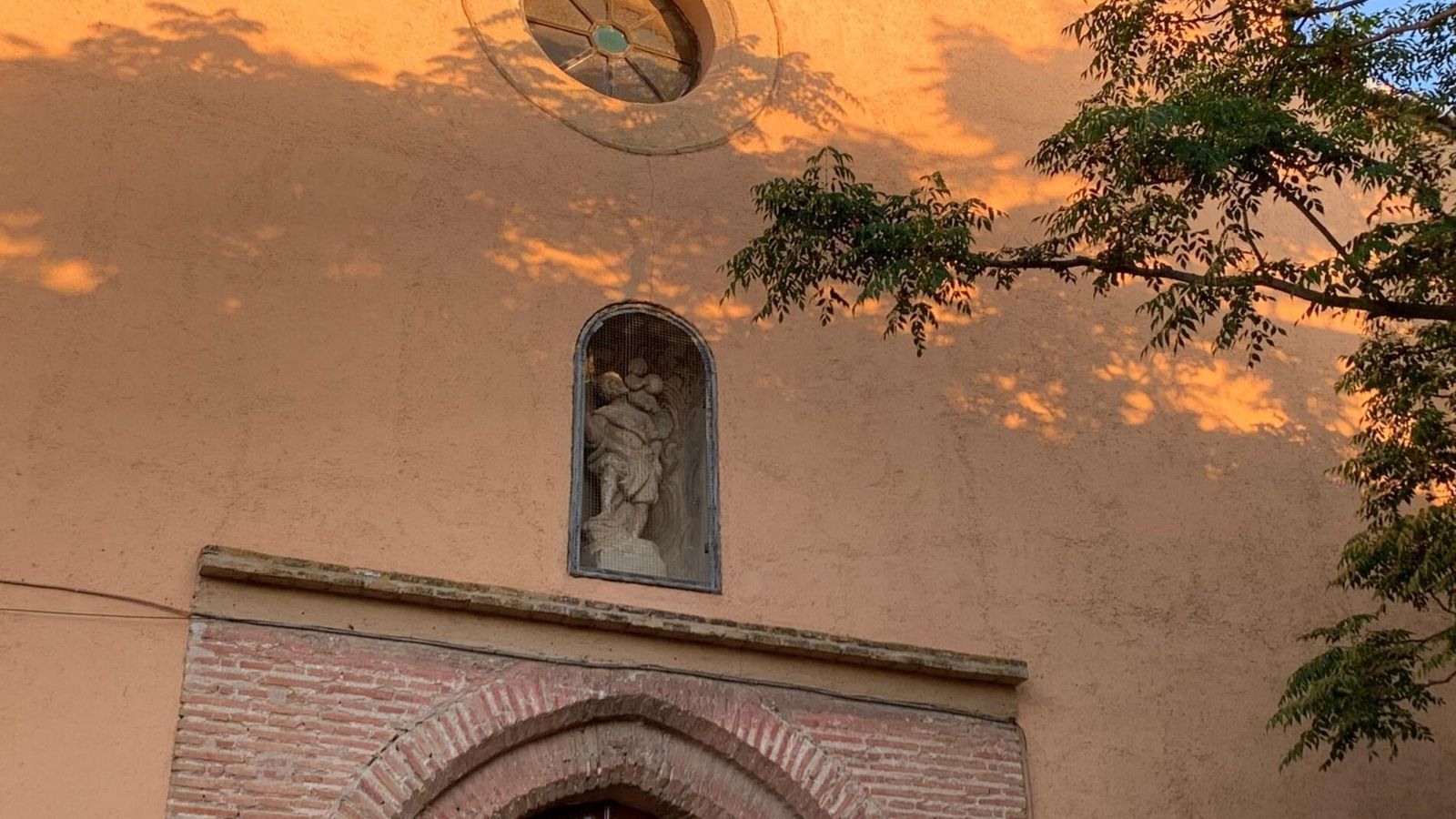 Portada de la Iglesia de San Cristóbal, un auténtico museo de la confluencia entre culturas.