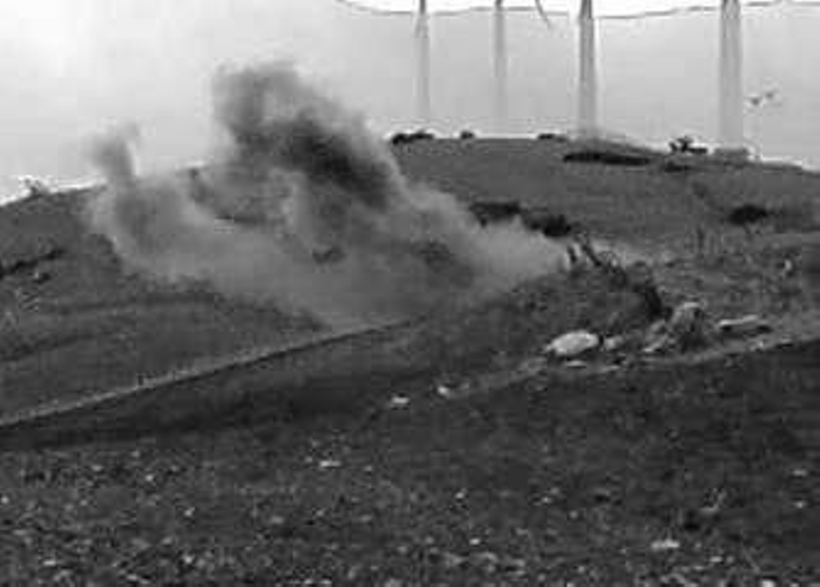 Imagen de la columna de humo provocada tras la explosión del artefacto, ayer.