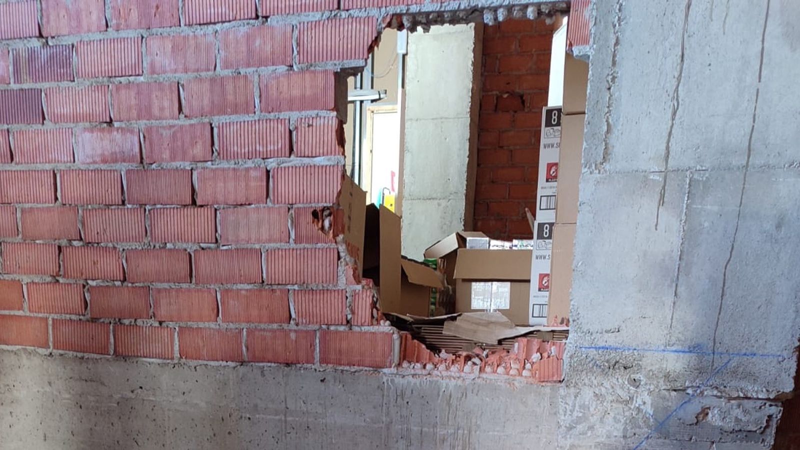 Butrón que llevaron a cabo los presuntos delincuentes para colarse en el estanco.