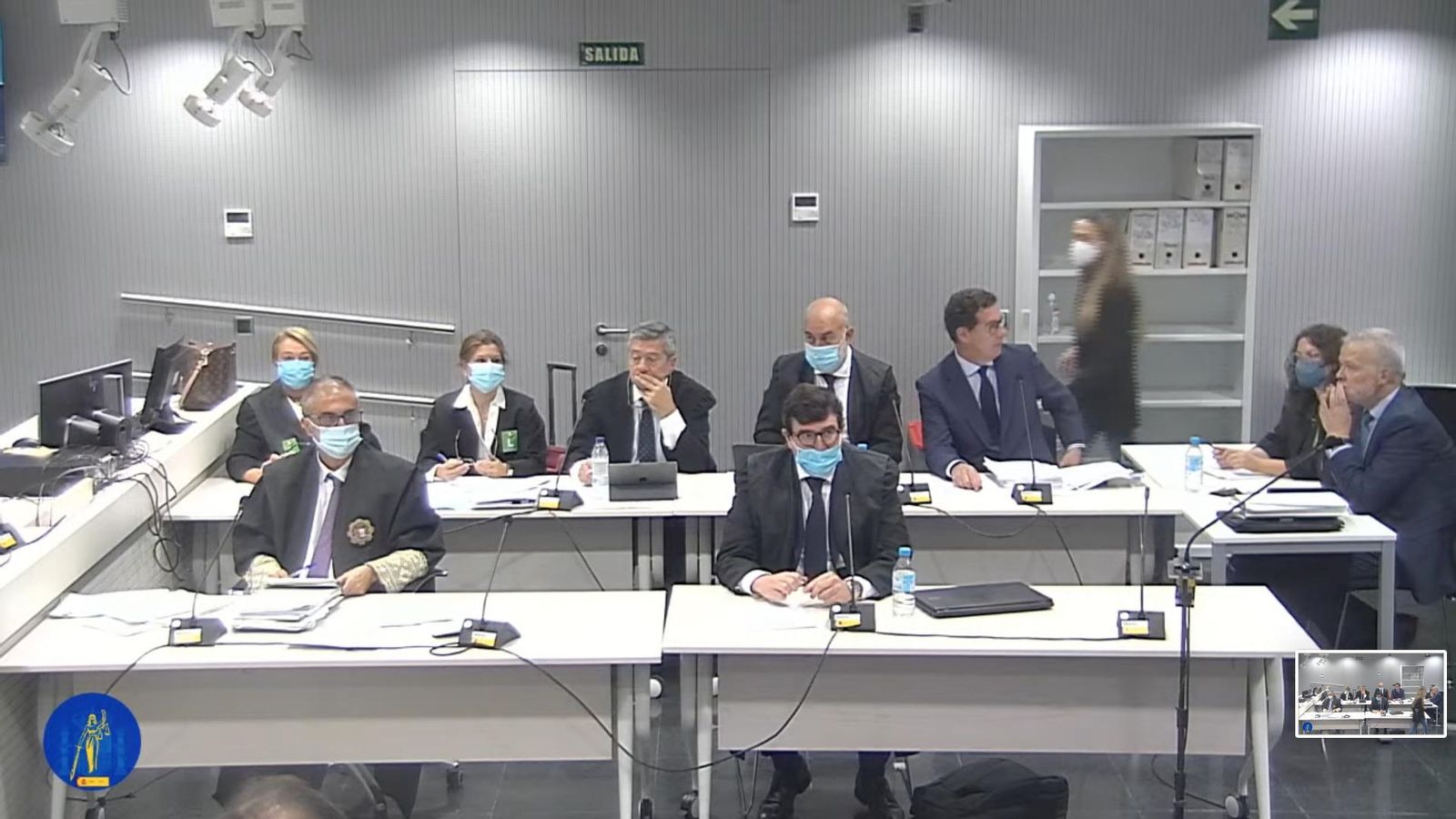 El fiscal, el primero por la izquierda, junto a otros abogados.