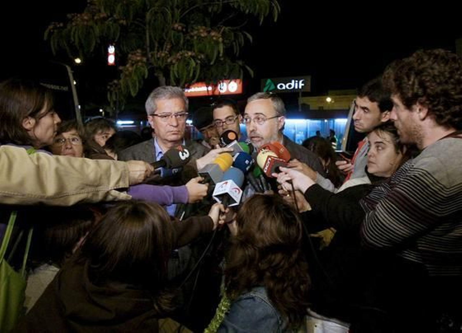 El conseller de Interior, Joan Saura (centro i.), junto al alcalde de Castelldefels, Joan Sau (centro d.) responden a las preguntas de los periodistas en la estación de Castelldefels.  Foto: Marta Pérez, (EFE)