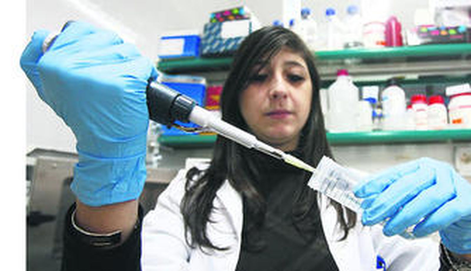 La alumna de doctorado, Noelia Geribaldi, realizando una demostración en el laboratorio de la facultad de Medicina.