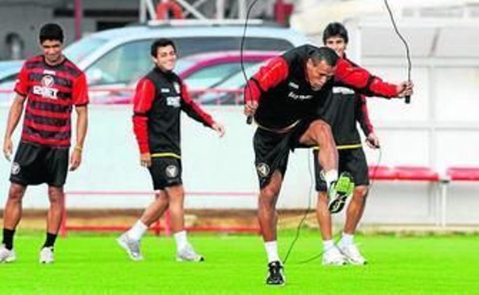 Luis Fabiano salta haciendo reír a Renato, Acosta y Perotti.