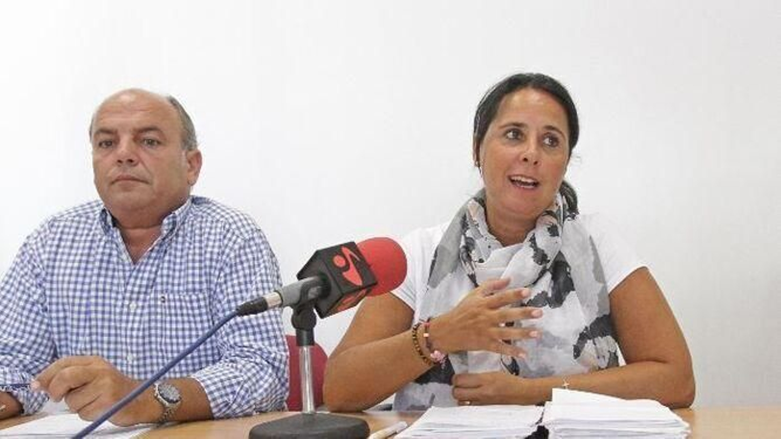 Aranda, junto a su compañera de partido Marina García.