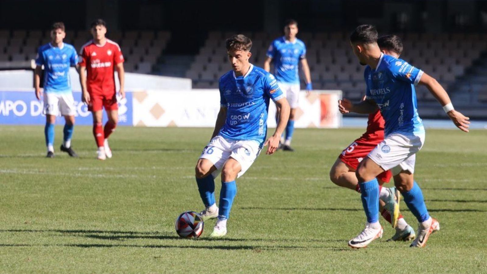 Pepe Rincón generó peligro por su banda derecha en el arranque del partido.
