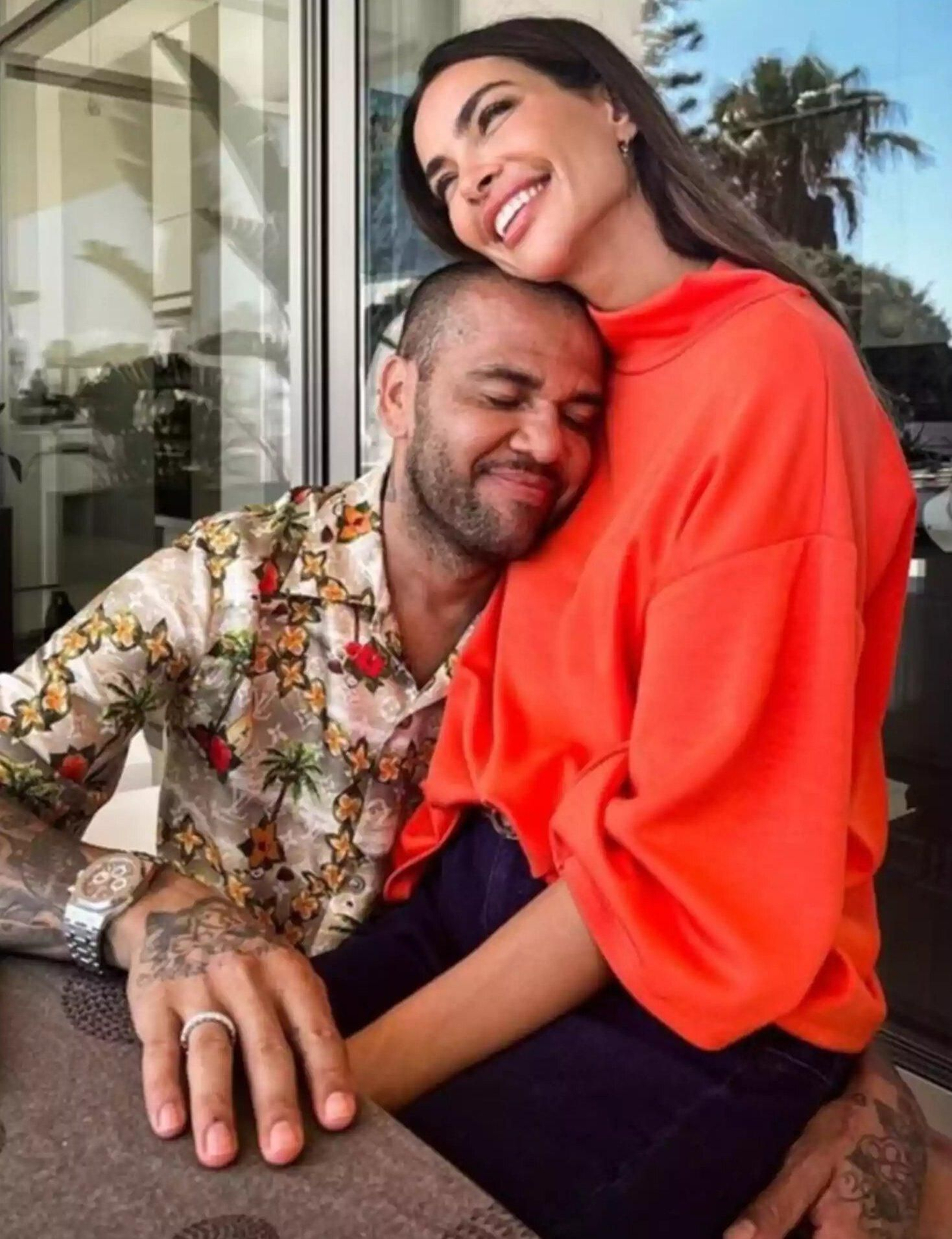 Joana Sanz y Dani Alves están más felices y enamorados que nunca tras una grave crisis de pareja. Joana Sanz y Dani Alves están más felices y enamorados que nunca tras una grave crisis de pareja.