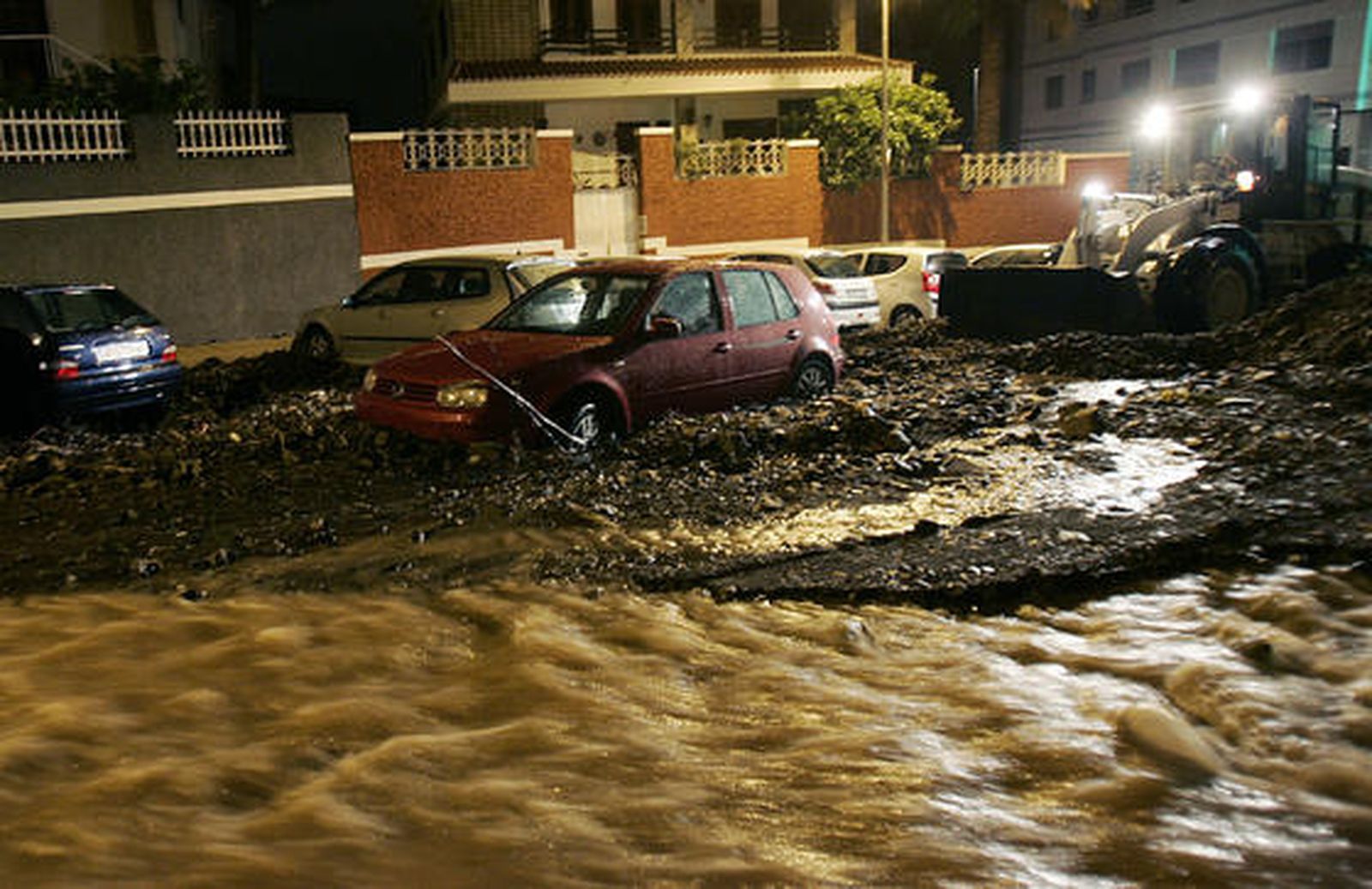 Daños en una calle de Santa Cruz de Tenerife por las intensas lluvias.

Foto: Desirée Martín (Afp)