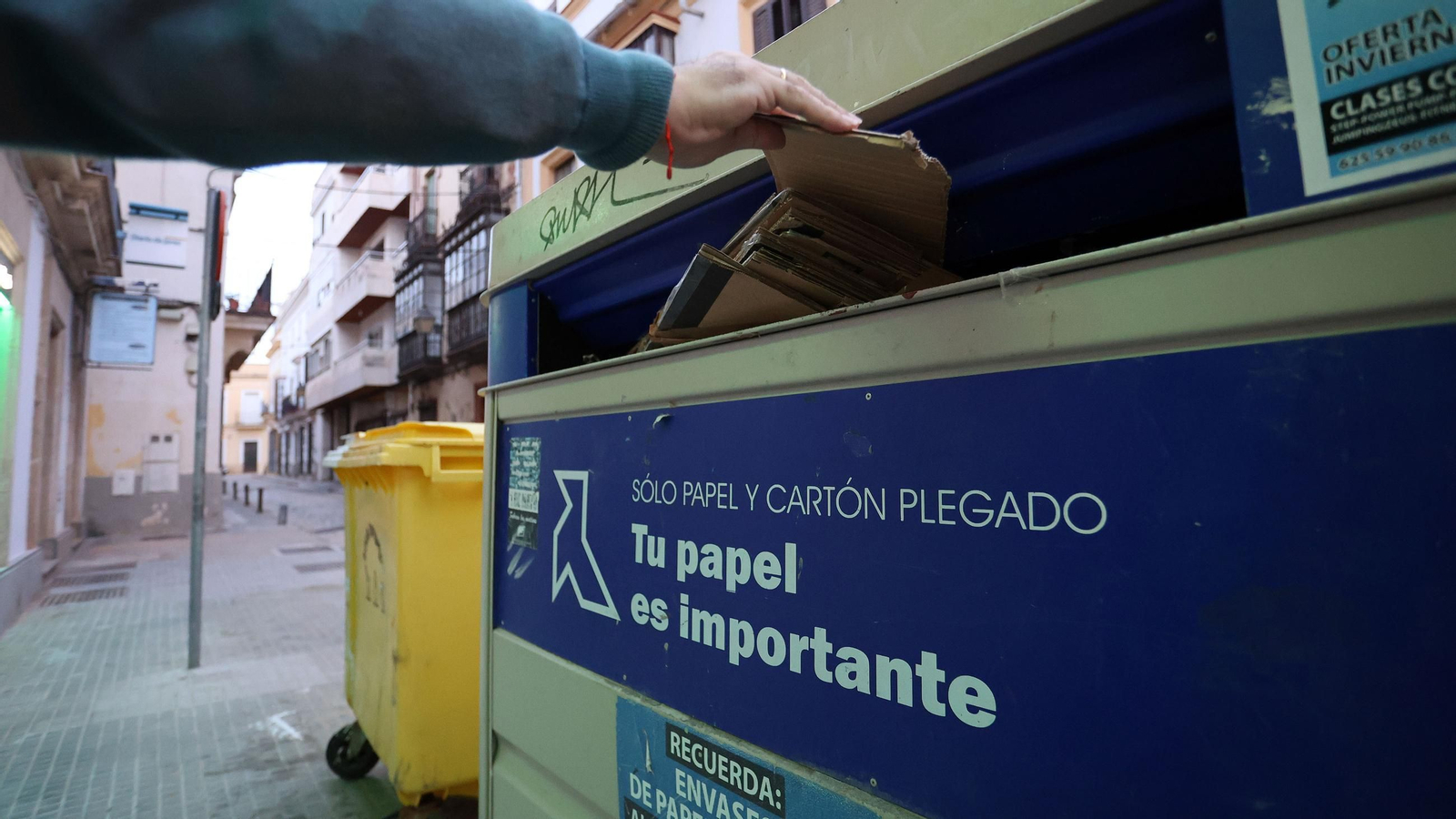 Un contenedor de reciclaje de papel y cartón en una céntrica calle de la ciudad.