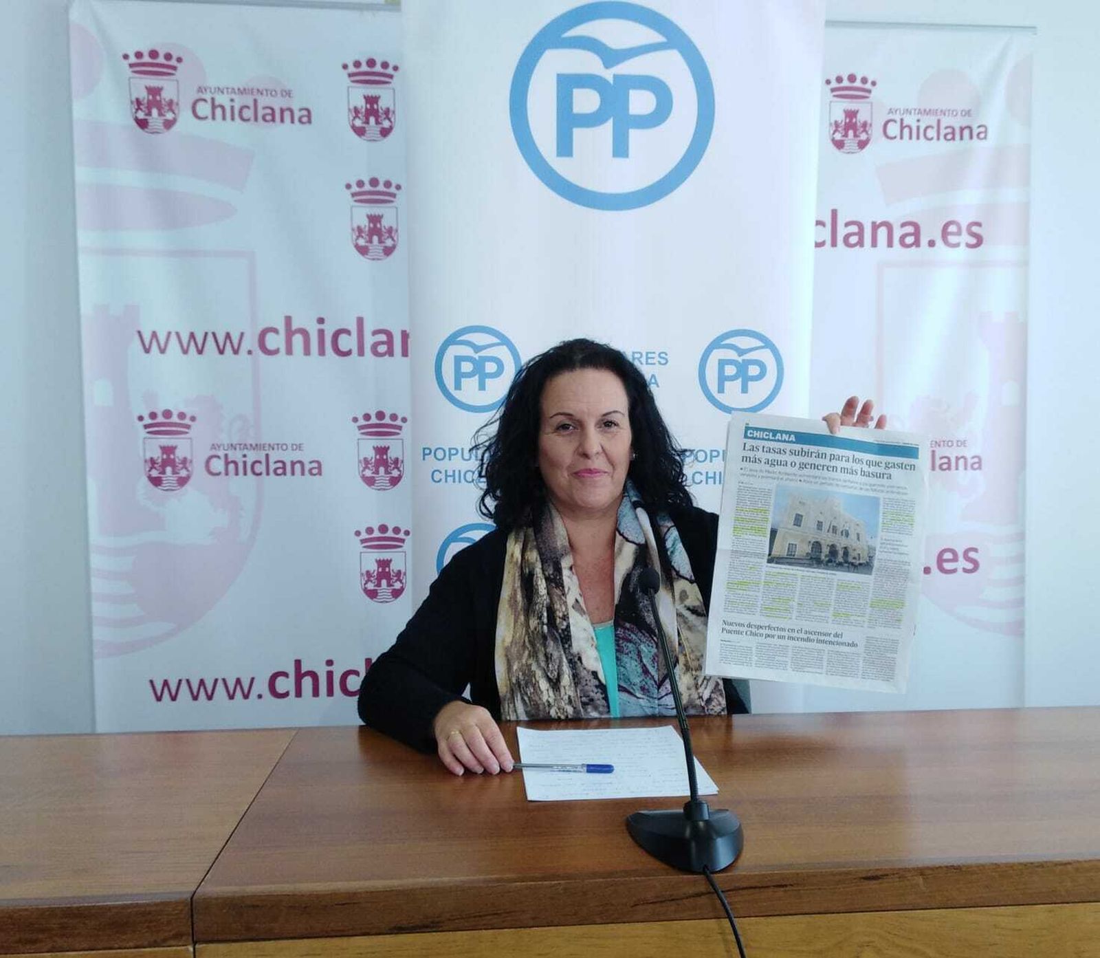 La edil del PP, Ascensión Hita, con un recorte de prensa en el Ayuntamiento.