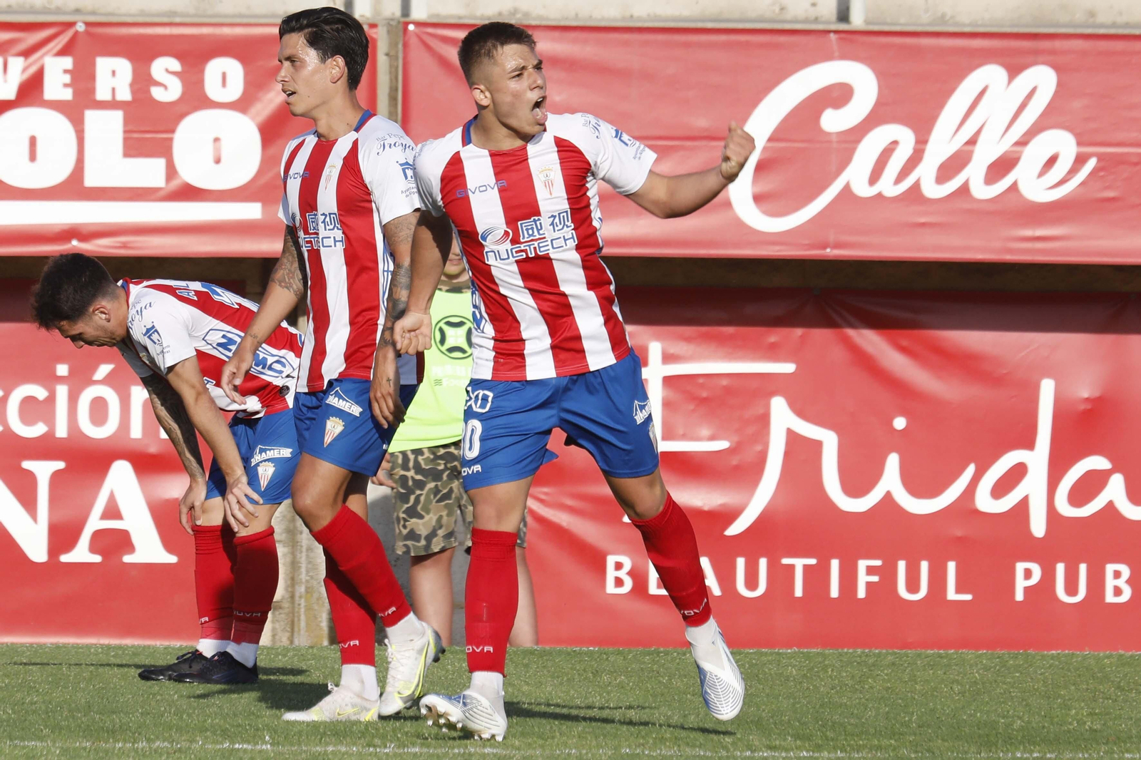 Álvaro Leiva celebra un gol con la camiseta del Algeciras CF