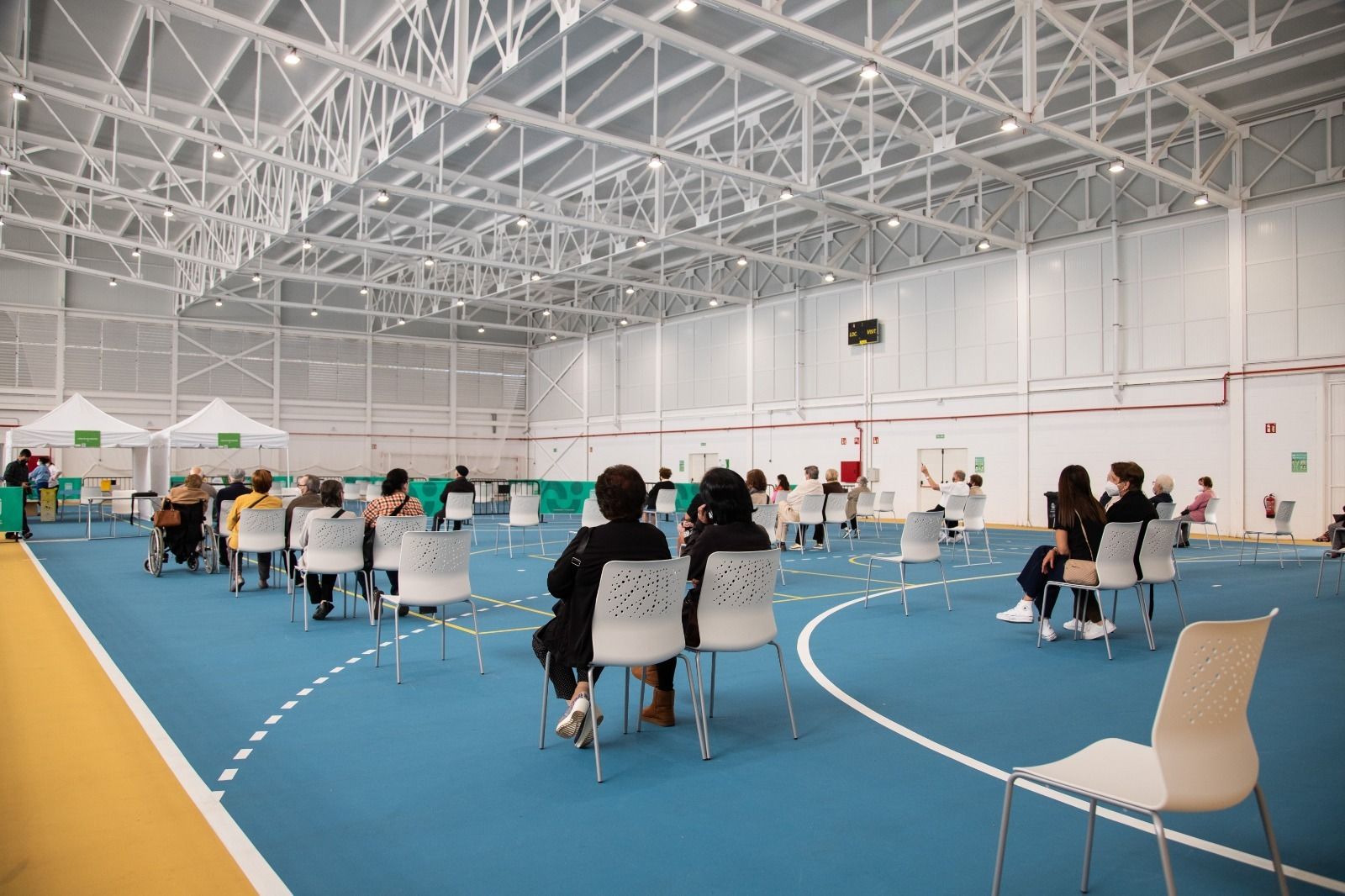 Personas esperando para vacunarse en el pabellón de la barriada Andalucía.