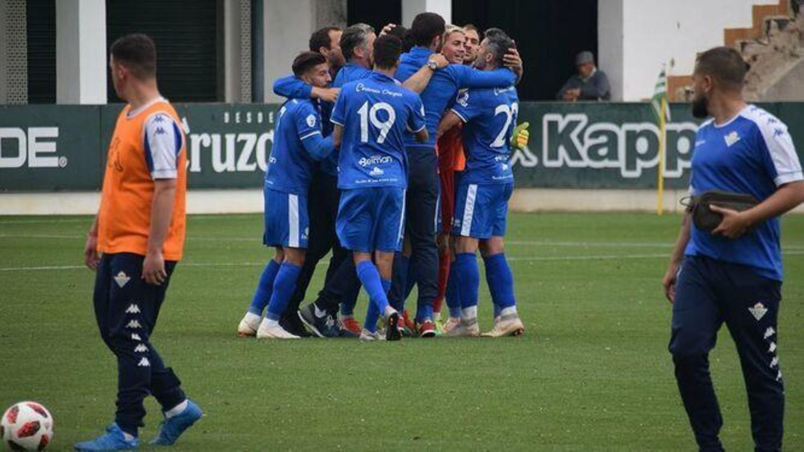 Los azulinos celebran a lo grande el gol de Manu Heredia en el descuento.
