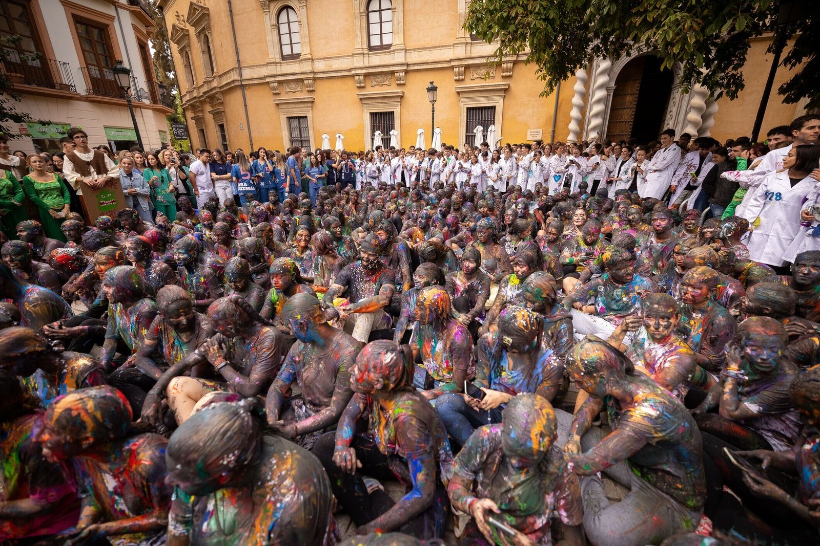 Novatadas o fiesta de Medicina en Granada: el Lucas mantiene la tradición