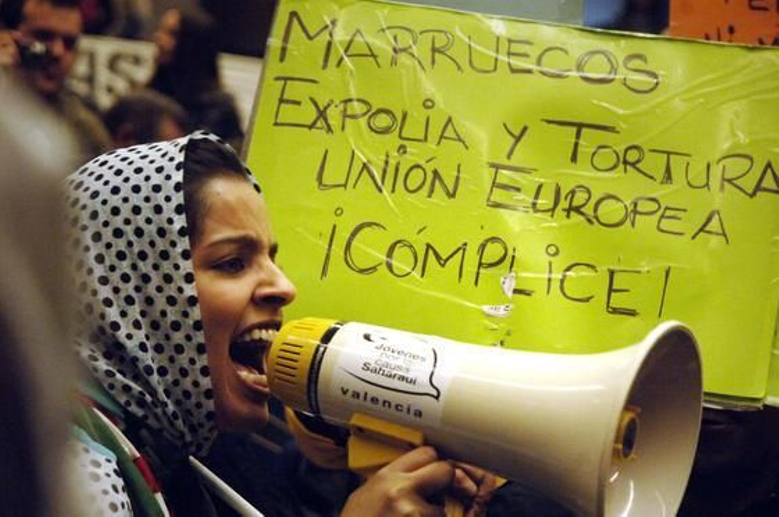 Una mujer pro-saharaui grita consignas contra Marruecos

Foto: Patri Díez