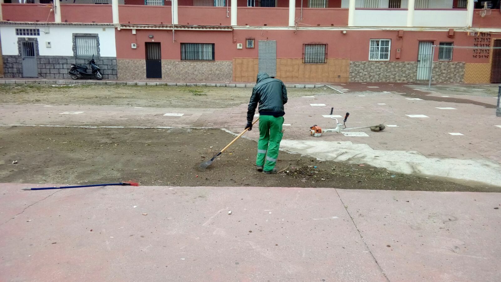 Un operario de limpieza del Ayuntamiento de La Línea