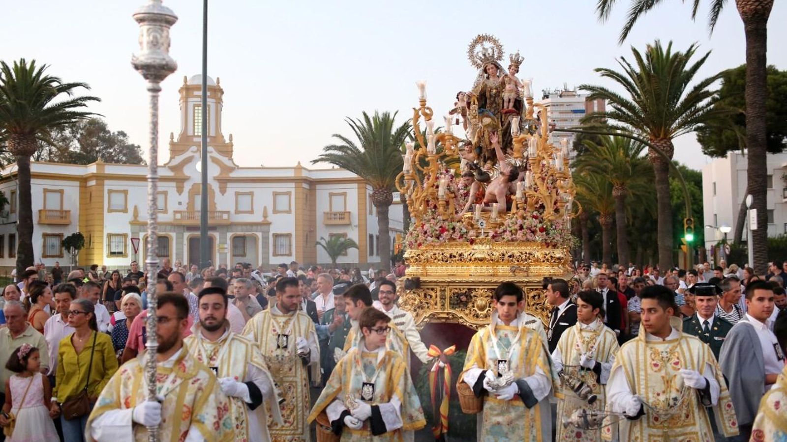 La Virgen del Carmen en su proceisón por la Comandancia de Marina.