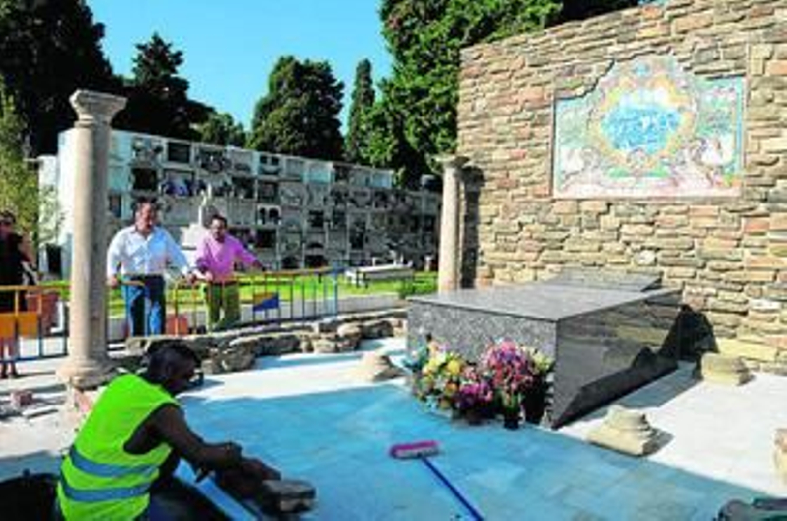 Imagen del alcalde, José Ignacio Landaluce, visitando el mausoleo de Paco de Lucía.