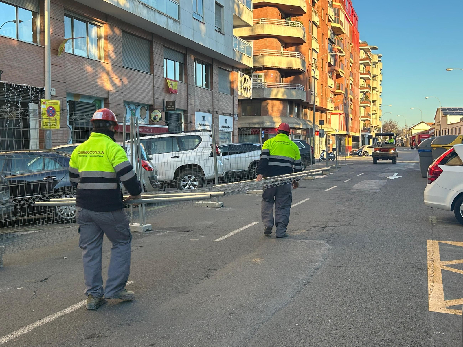 Los trabajadores en el momento en el que colocaban las nuevas vallas en otro tramo de la calle JUan Sebastián Elcano.