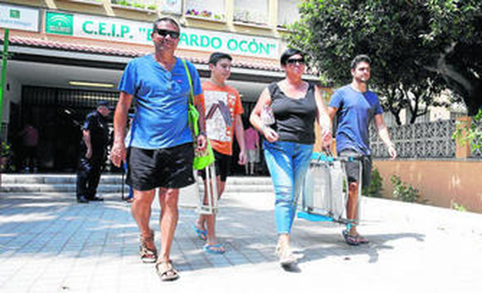 En bañador y chanclas