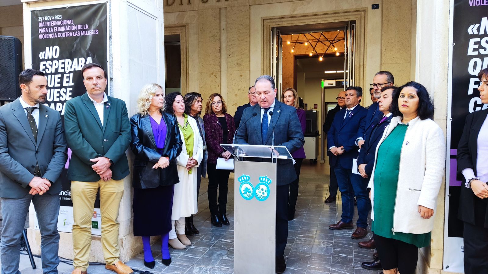 Lectura del manifiesto en la Diputación de Huelva.