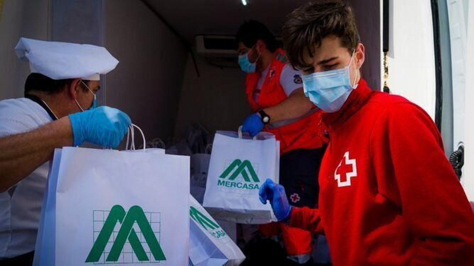 Voluntarios de Cruz Rojas se encargan de la distribución de las comidas a las familias más vulnerables