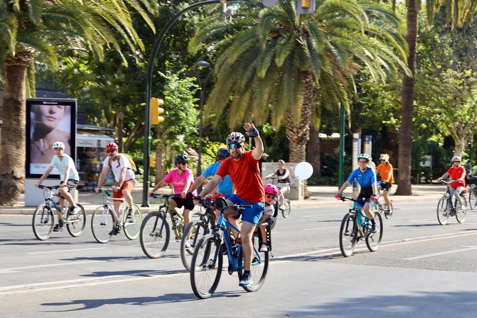 Cientos de ciclistas toman Málaga en el Día de la Bici, en imágenes