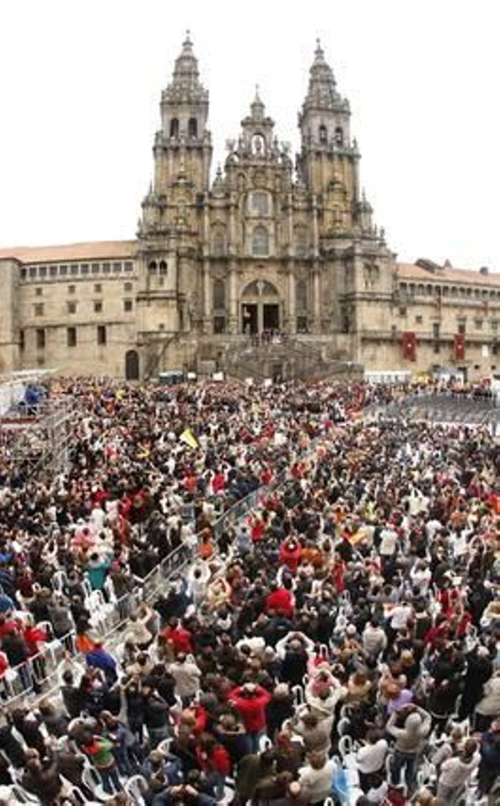 El papa Benedicto XVI realizó su primera parada en España en Santiago de Compostela. 

Foto: EFE