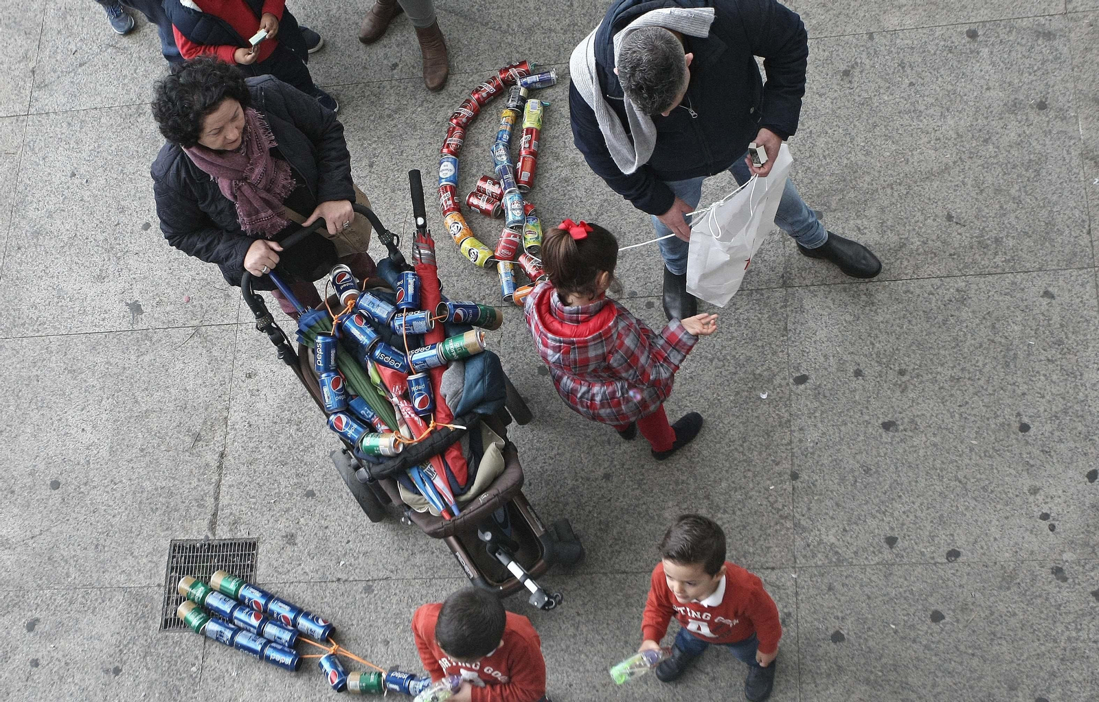 El tradicional arrastre de latas en Algeciras