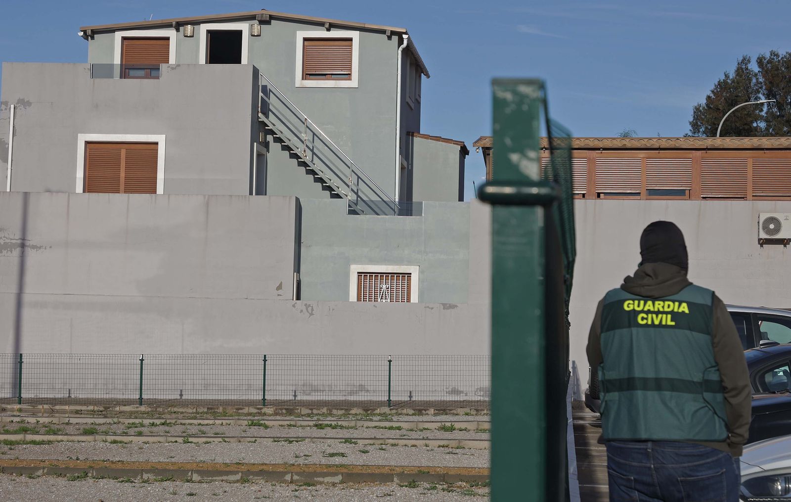 Un agente de la Guardia Civil durante un registro en una operación antidroga.