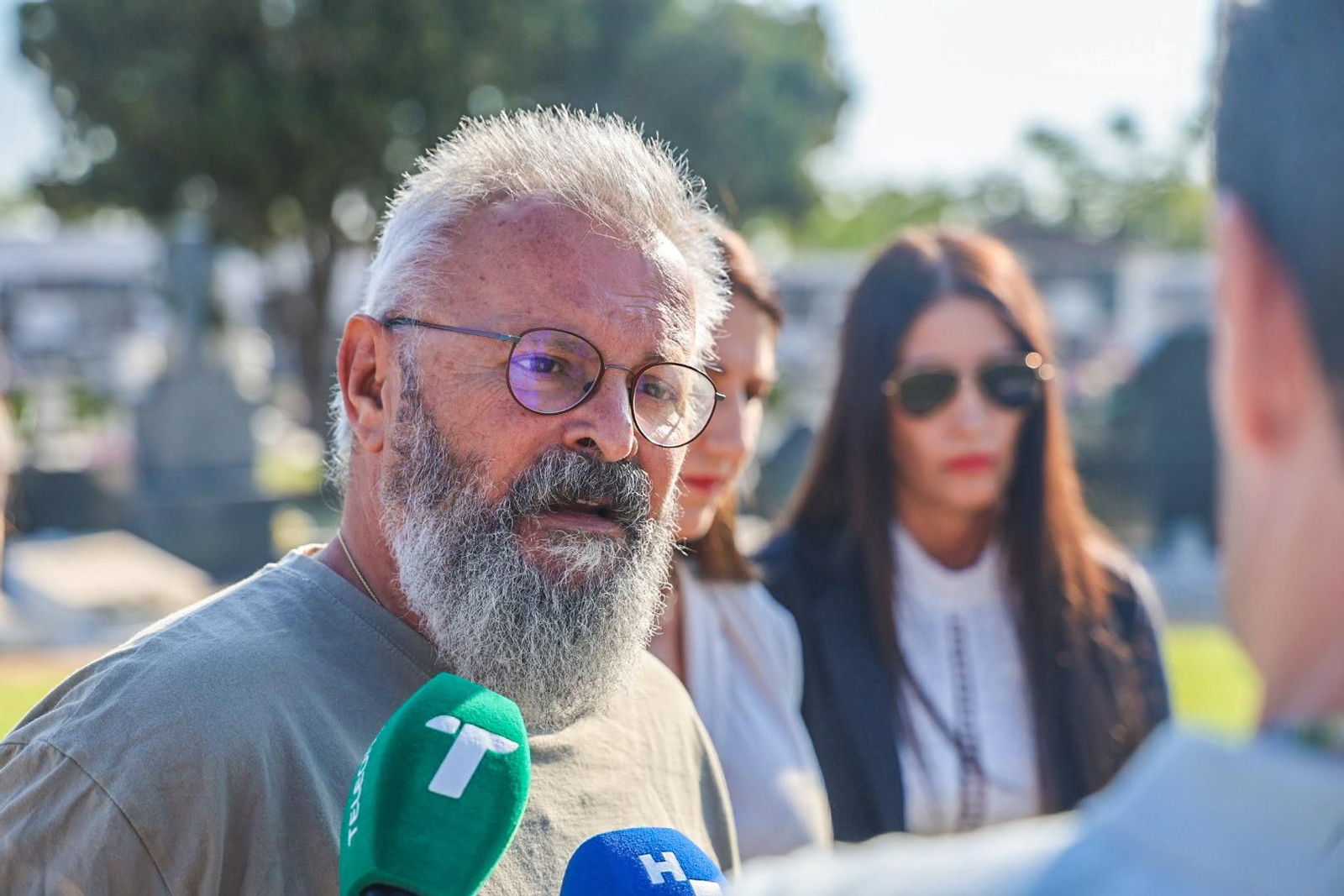 Imágenes de la exhumación de fosas comunes en el cementerio de Huelva para buscar posibles bebés robados