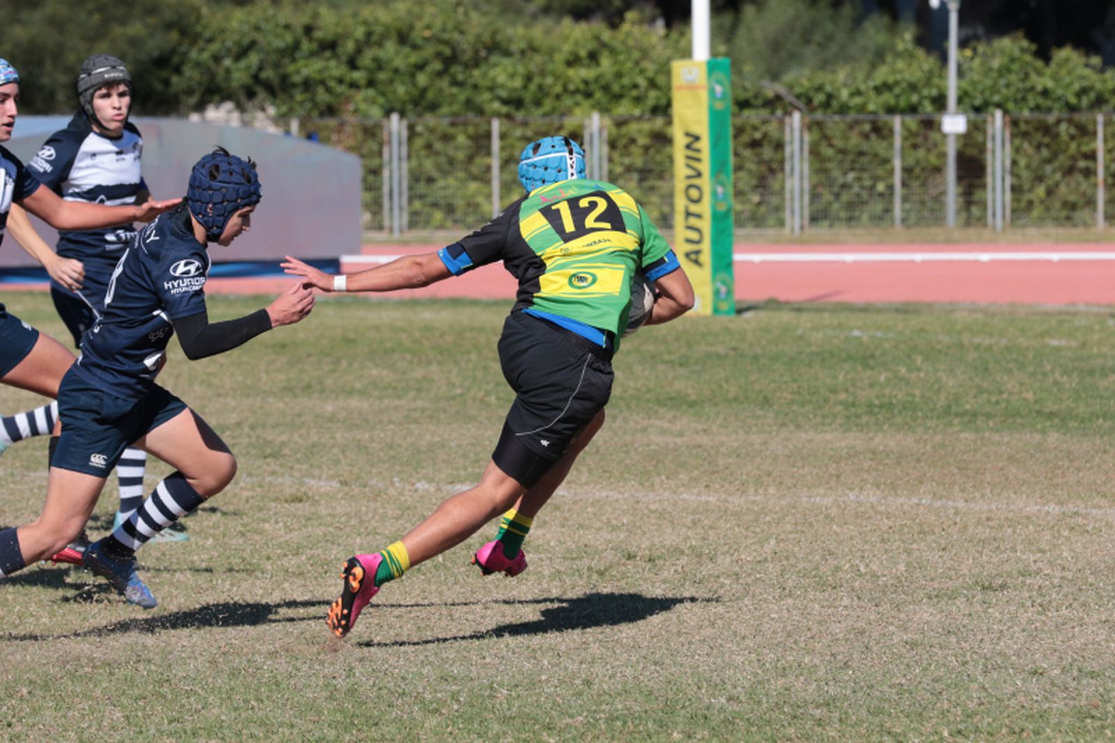 Un jugador del CRAP  evita el placaje antes del ensayo.