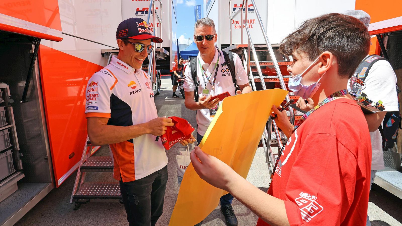 Marc Márquez firma un autógrafo a un chiquillo en el Circuito.