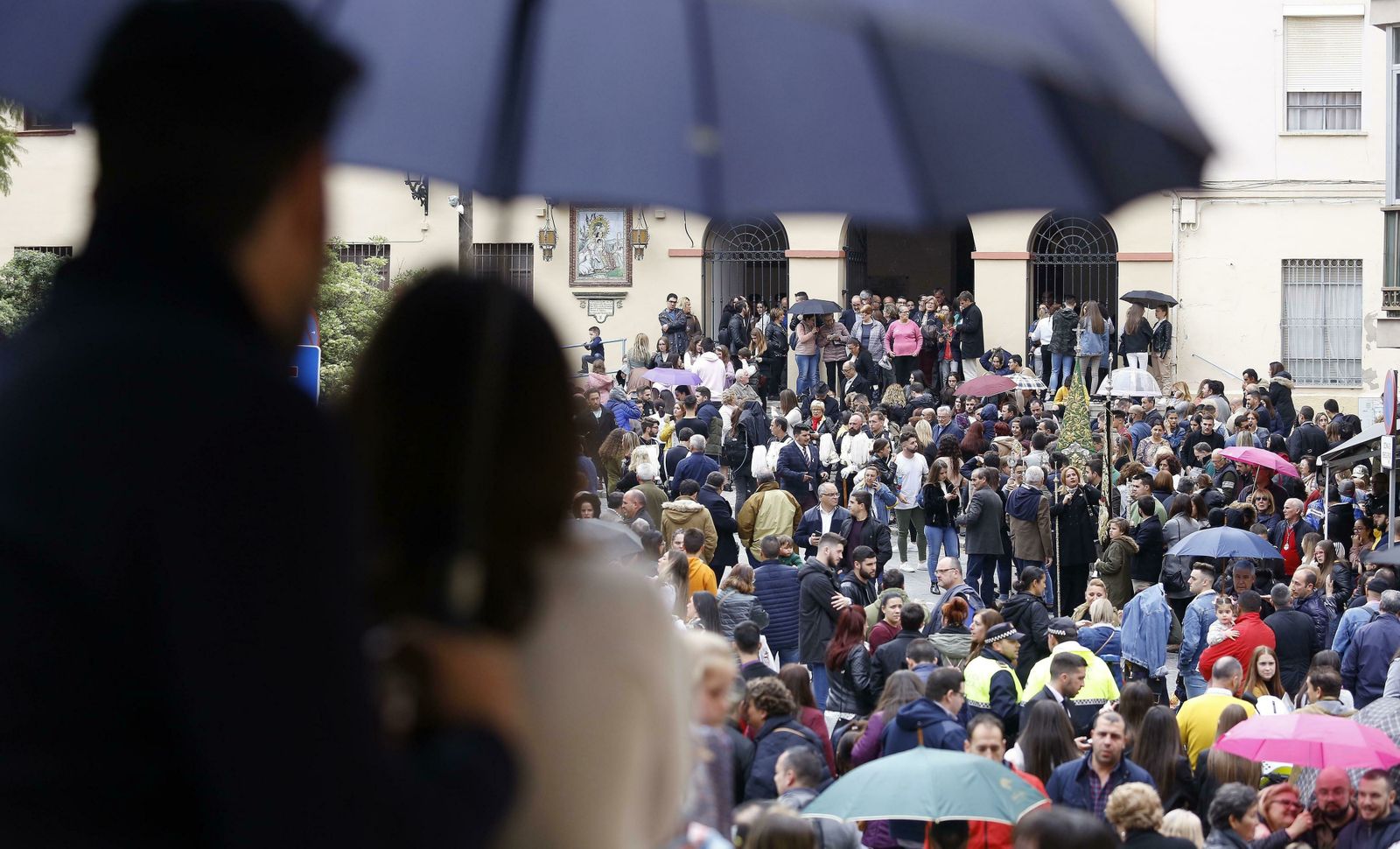 Paraguas abiertos antes del traslado del Prendimiento el Domingo de Pasión.