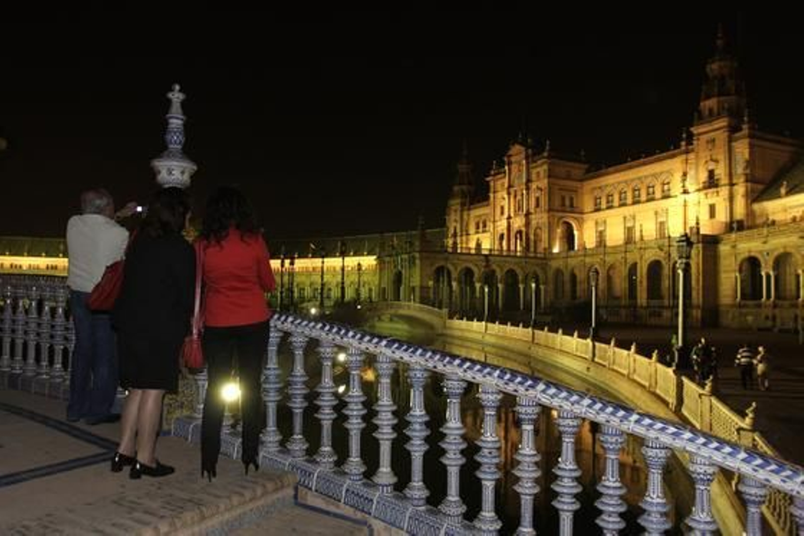 Los sevillanos disfrutan de la "nueva" Plaza de España.

Foto: José Ángel García