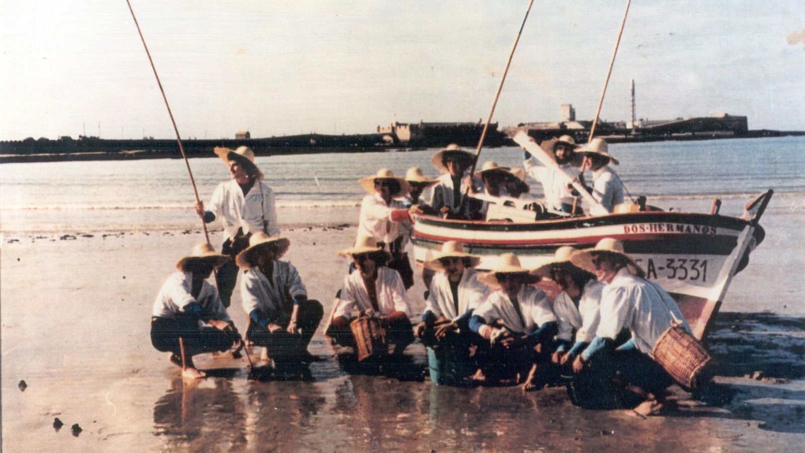 La comparsa ‘Caleta’ en una foto promocional en la playa viñera.
