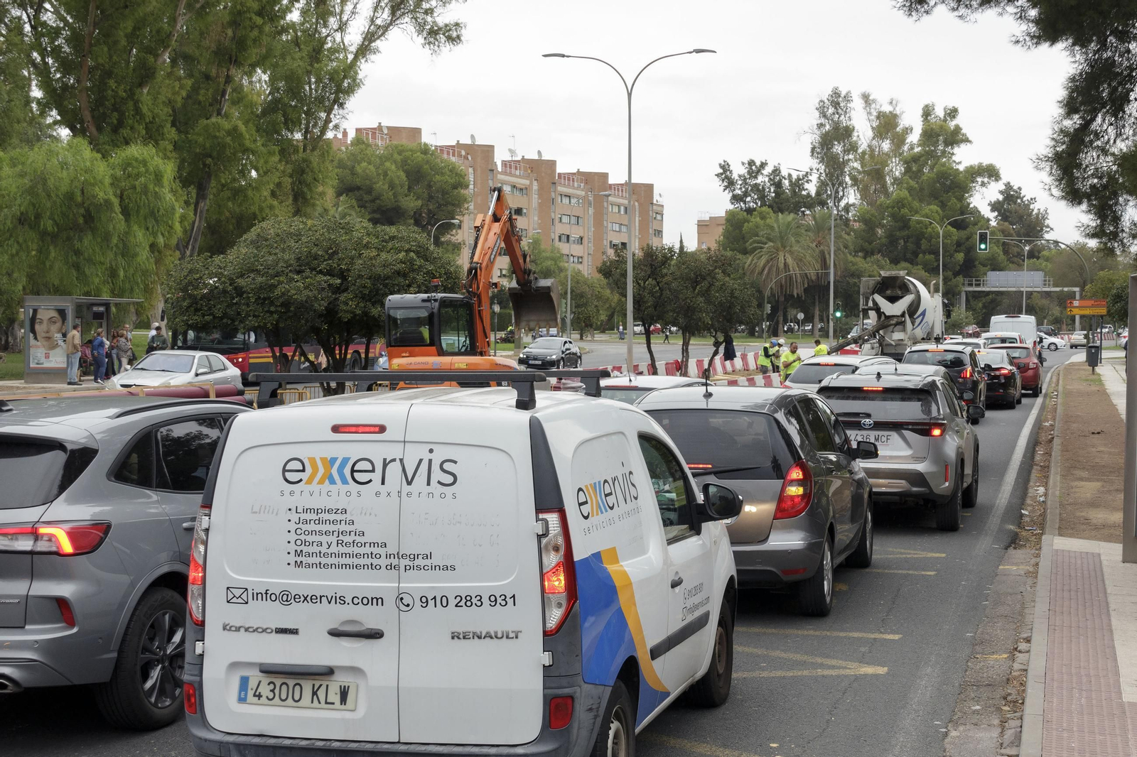 Obras de la construcción del carril del tranvibus que conectará Santa Justa, Sevilla Este y Torreblanca