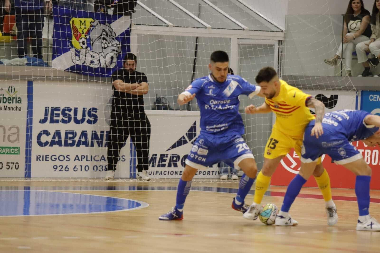 El almeriense pelea por un balón durante un encuentro frente al FC Barcelona de esta temporada.