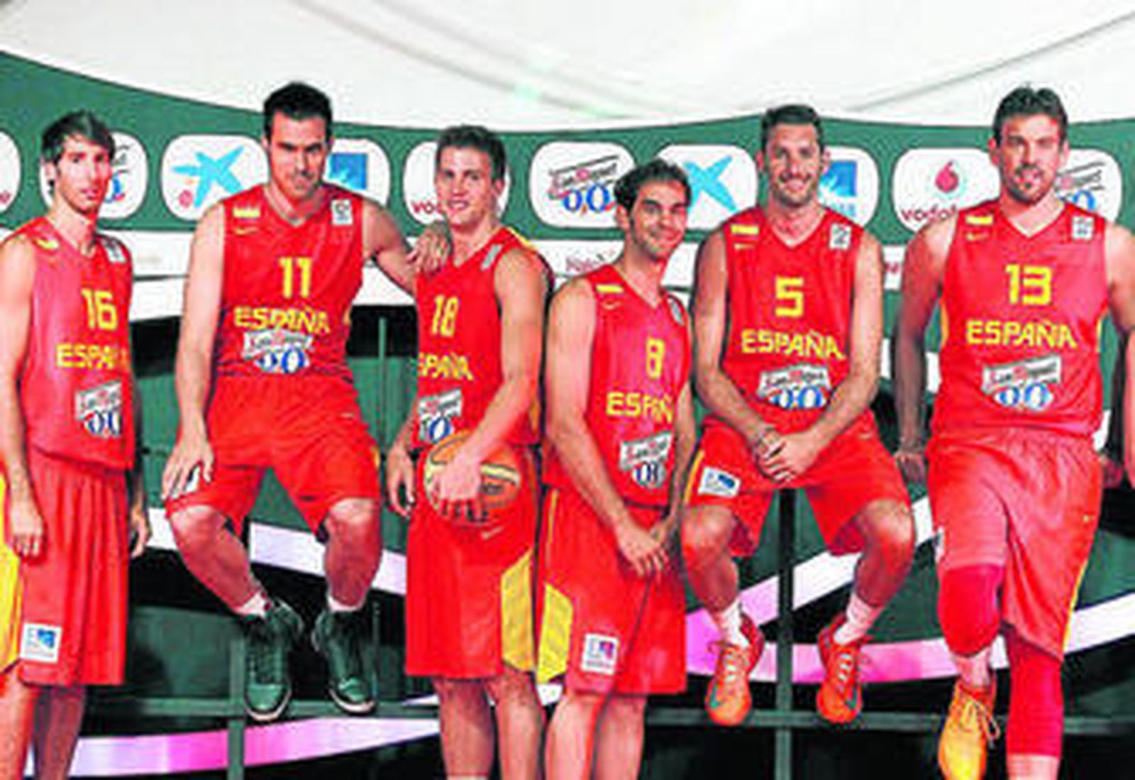 Los jugadores de la selección posan tras conocerse la lista de convocados para el Eurobásket.