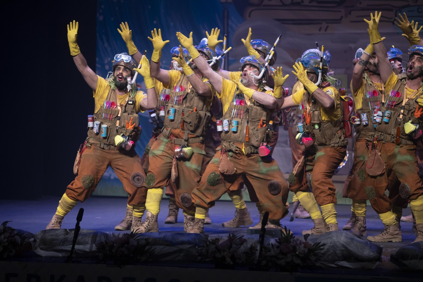 Imágenes de la actuación de la murga de Huelva "No te vayas a espantar. El juicio final" en el Carnaval Colombino