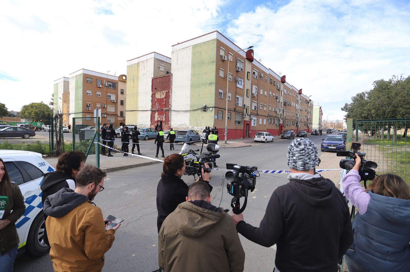 Imágenes del atrincherado que amenazaba con hacer estallar una bombona en el Torrejón, Huelva