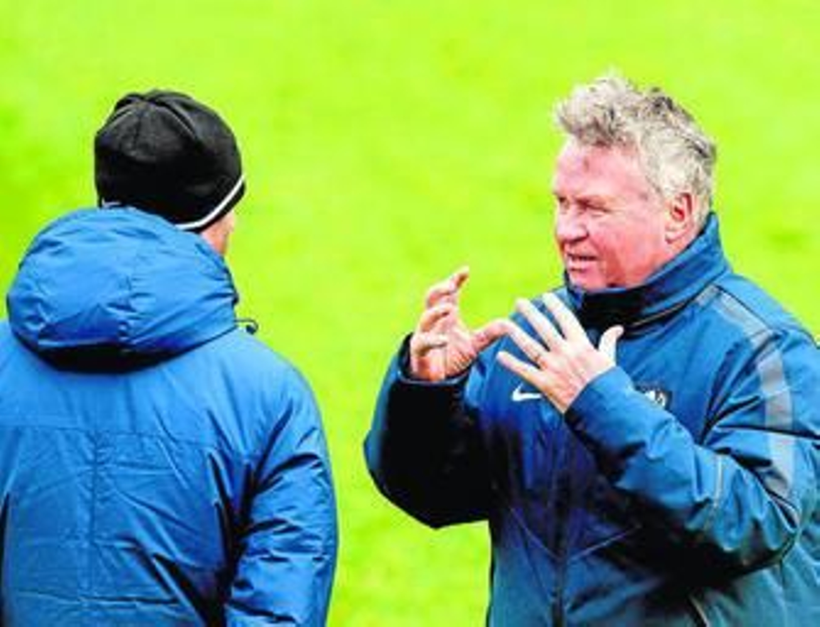 Guus Hiddink conversa de manera muy expresiva con Ruud van Nistelrooy, uno de sus ayudantes.