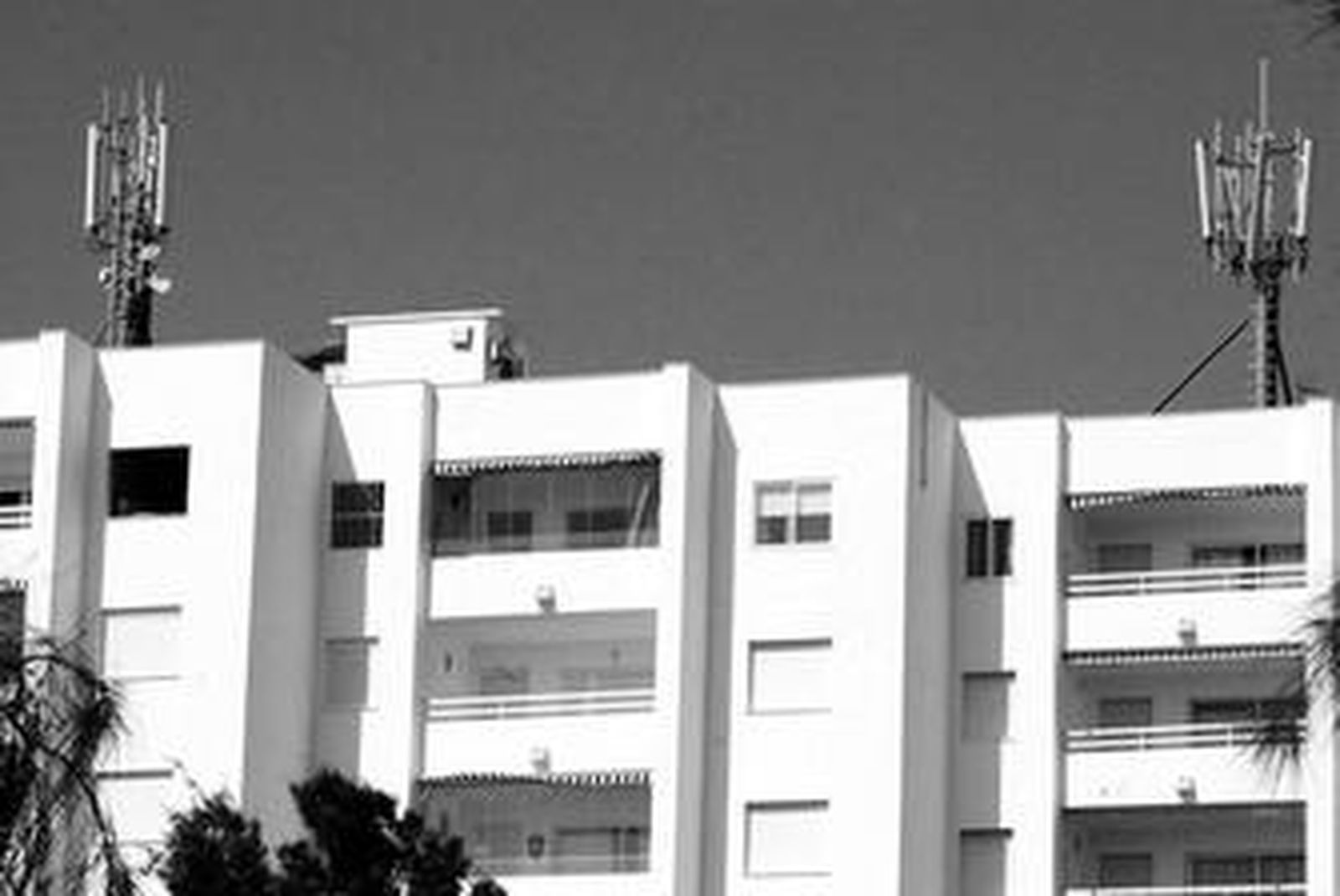 Edificios de la urbanización Las Redes con dos antenas de telefonía muy próximas entre sí.