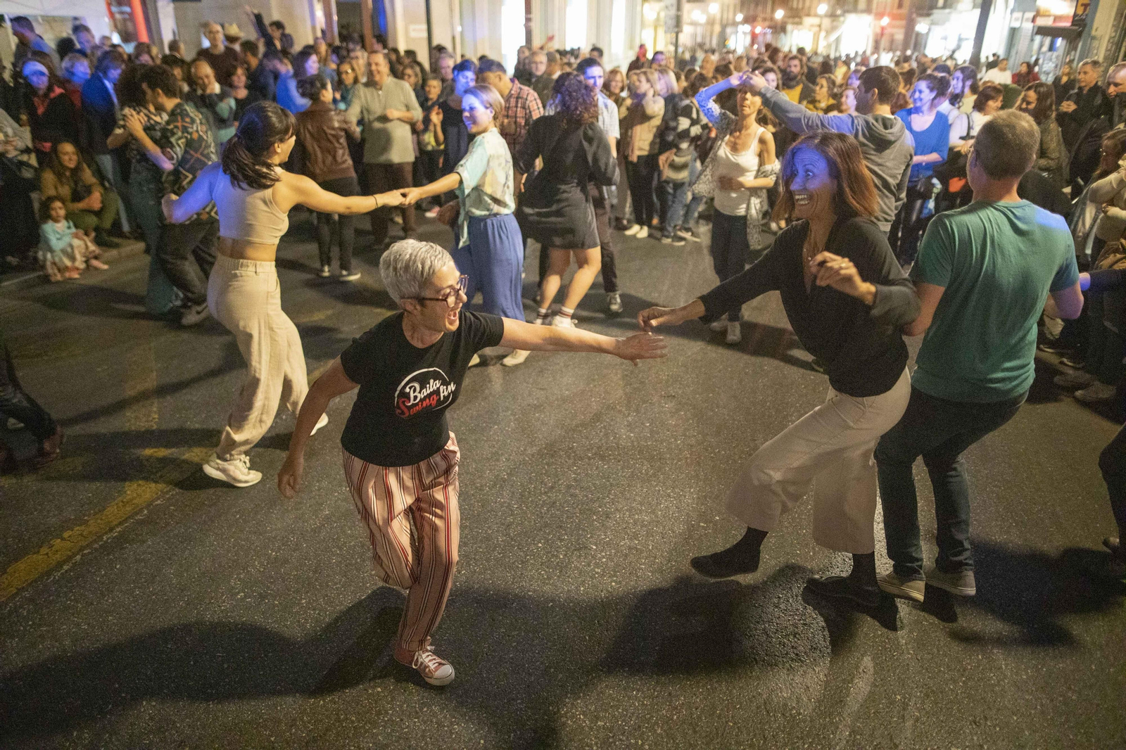 Las mejores fotos de la Noche en Blanco de Granada: del concierto de Xoel López a partidos de baloncesto