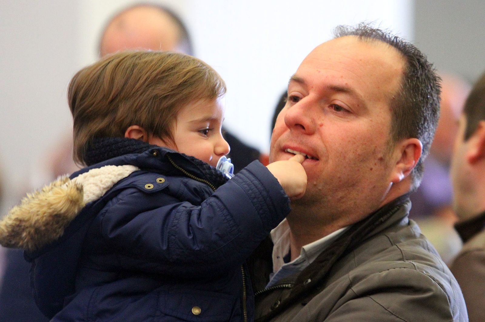 El Rocío celebra La Candelaria con la presentación de los niños a la Virgen, en imágenes