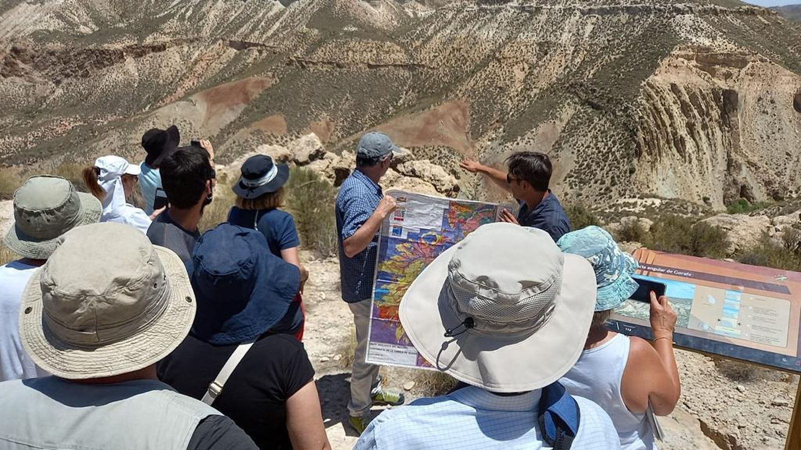 Imagen de unos excursionistas andando por el Geoparque de Granada