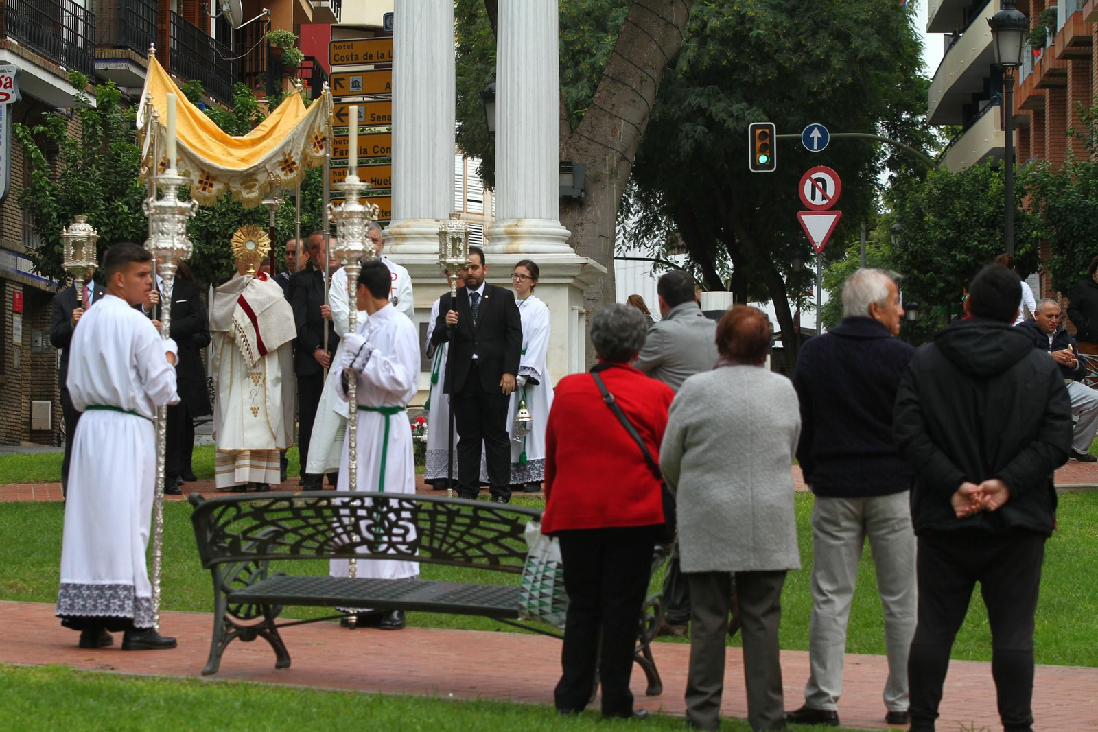 Procesión Solemne  de la Hermandad de La Vera Cruz, con el Santísimo Sacramento.