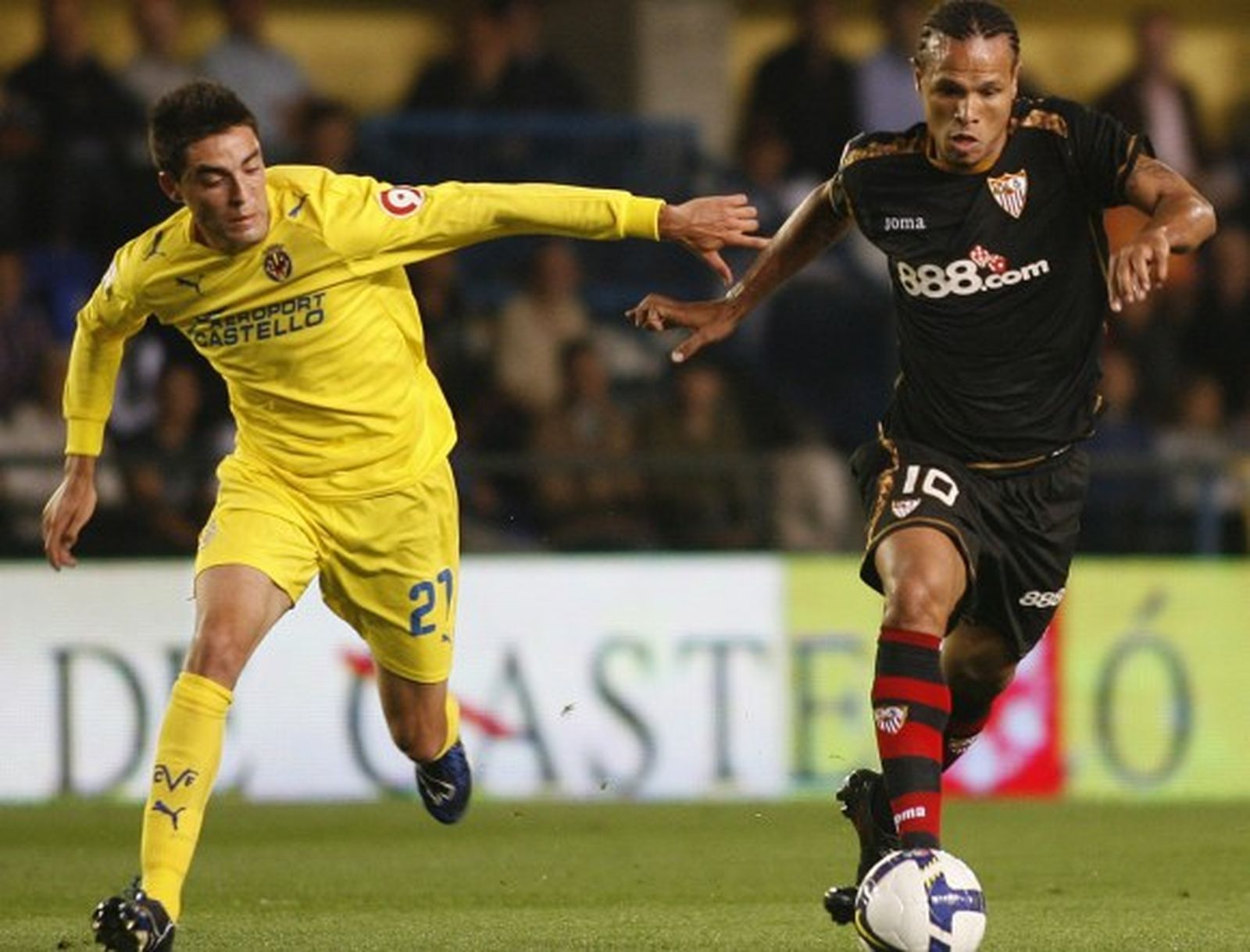 El Villarreal se aleja de la 'champions' (0-2)