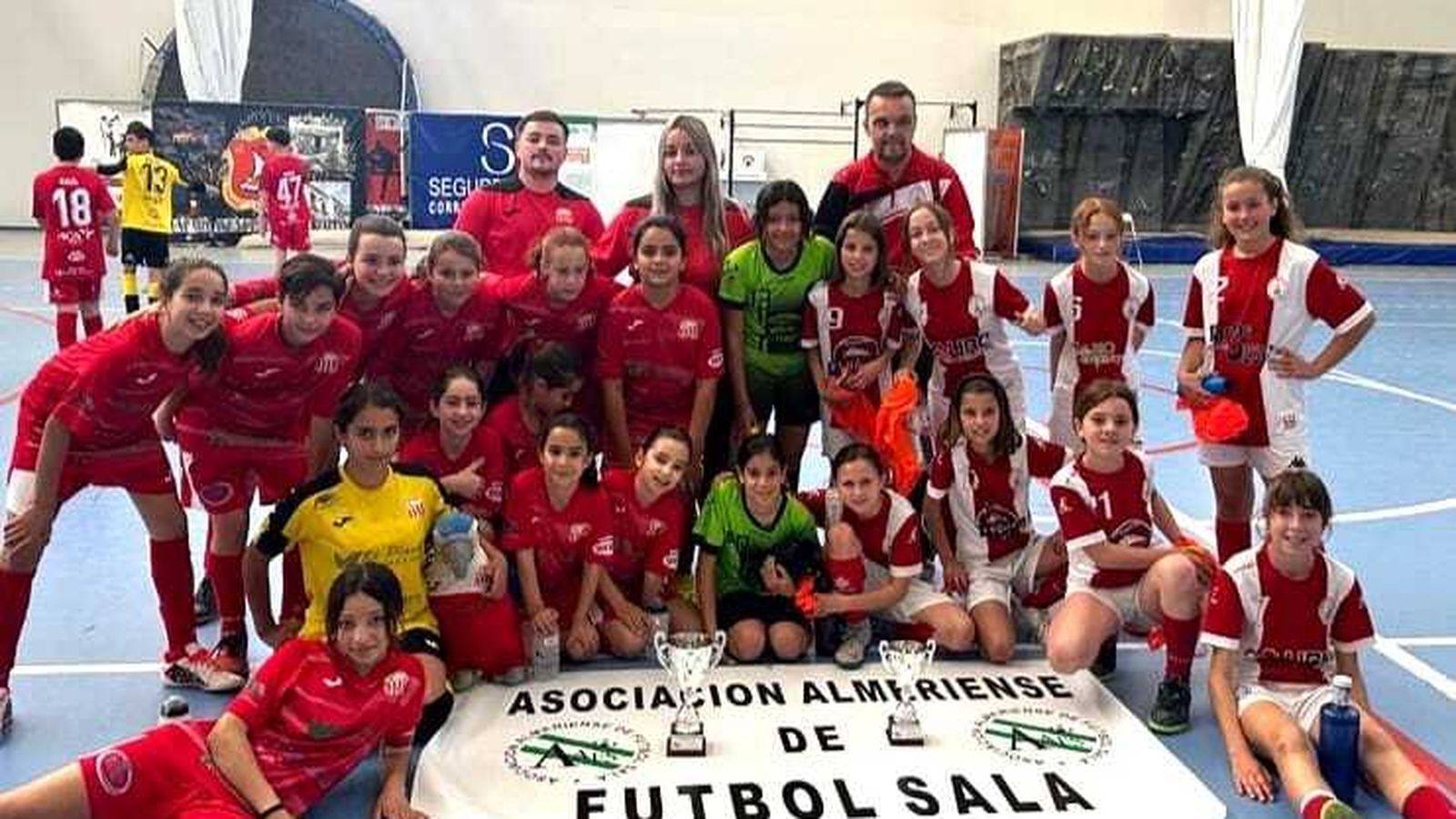 La deportividad predominó y ambos equipos posaron tras la final