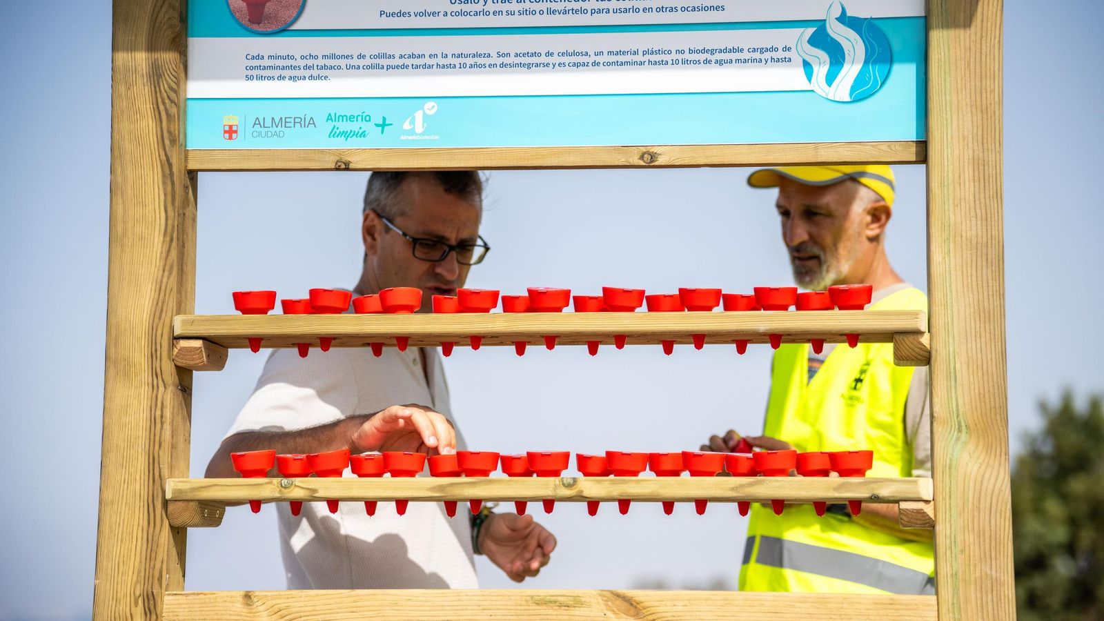 La prueba piloto de esta campaña está dotada con 3.000 colilleros que se irán reponiendo.