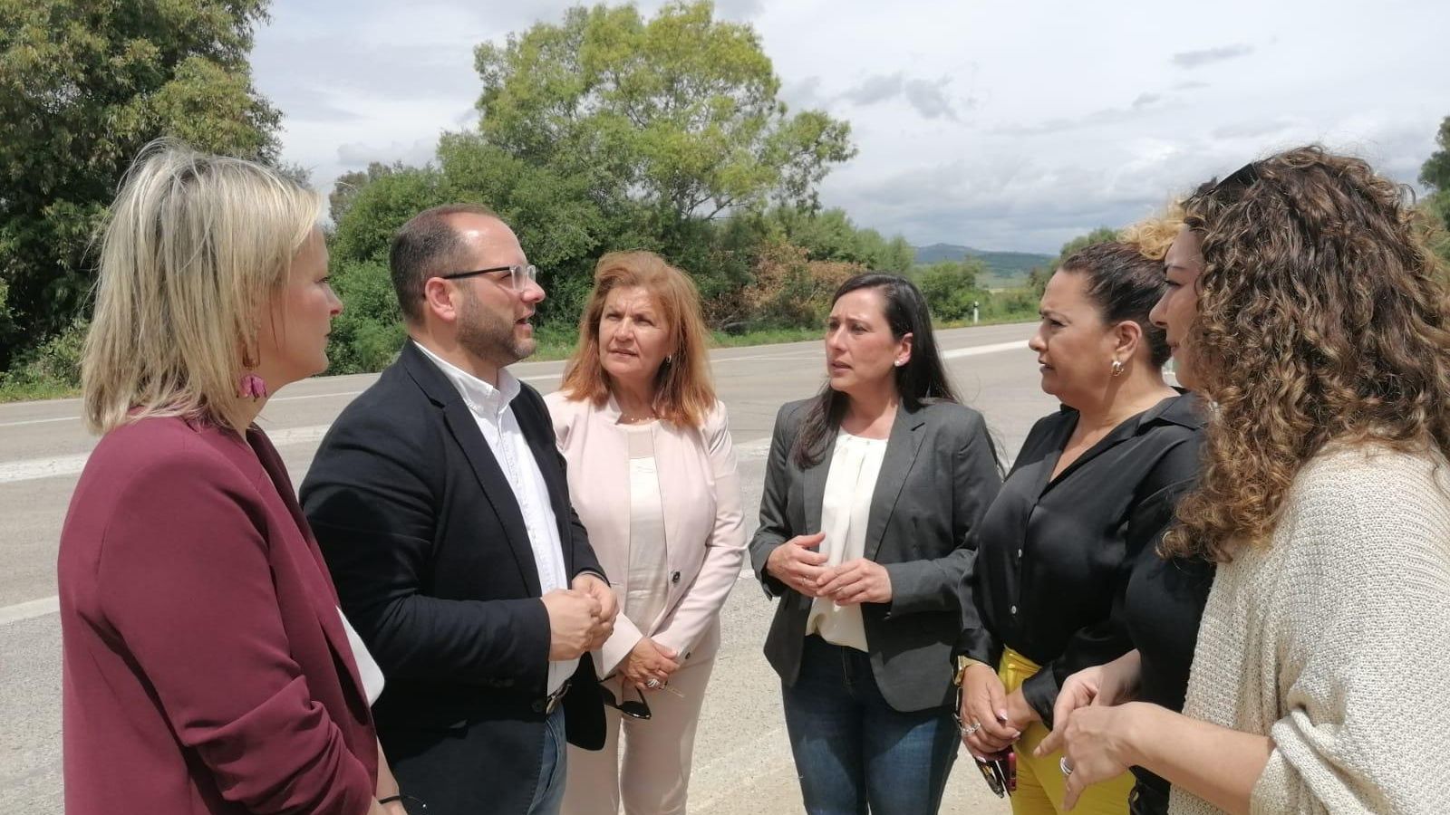 Los responsables socialistas, junto a la A-405.